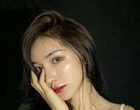 阳光甜美正妹穿小背心自拍性感小蛮腰这曲线太美