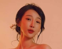黑丝带勾勒惹火曲线，浑圆双峰呼之欲出