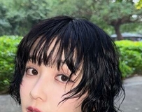露香肩 撑伞甜笑网喊：想陪等车