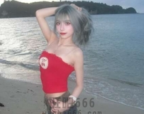 比基尼惊艳！深邃事业线搭纤细水蛇腰，女王气场瞬间征服