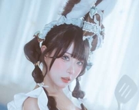 手持红酒魅惑众生，逆天长腿直接冲击视网膜