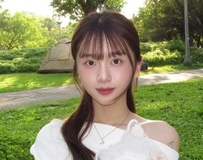 湿发透出清纯诱惑，回眸甜笑美景一览无遗