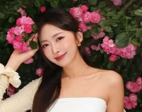 咖啡色比基尼衬托极致美胸，甜笑踏浪直击粉丝心脏