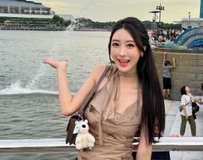 白皙美肌搭惹火比基尼，魔鬼身材狂吸众人目光