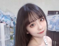 居家穿搭轻露香肩，甜美笑容瞬间融化粉丝心