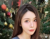 细肩带小可爱勾勒迷人曲线，夏日甜心风采藏不住