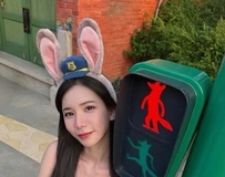 户外美貌惊艳全场！深V曲线藏不住丰满 绝美体态冲击视网膜