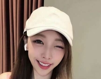 粉嫩滑雪装现身，甜美笑容瞬间融化冰雪