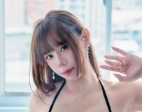 薄纱轻裹衬托雪白肌，慵懒姿态让人心动不已