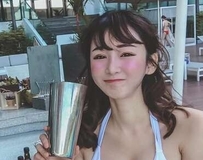 爆乳正妹机机衣服穿不好胸气飘出乳香味