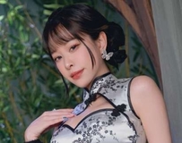 私密空间放送诱惑！惹火深V上衣衬托 撩人眼神直勾魂