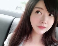巨乳正妹  这照片都能看出胸前的弧度好大