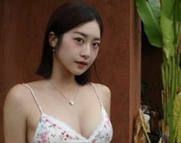 皮衣下黑蕾丝心机若隐若现，网赞：这老师太犯规！