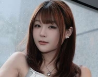 完美身段与甜美笑容，令众人目光流连