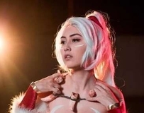 肉感巨胸是衣服包不住的色气！