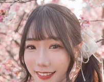 纯白抹胸尽显曼妙身段，甜笑魅力让人屏息