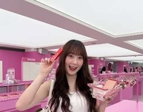 迷人甜笑充满恋爱感 魅力席卷全场