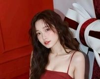 白皙肤色衬托深沟，私服解放惹火曲线直击眼球