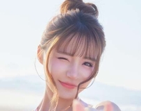 黑白泳装勾勒极致美背，侧身曲线简直是夏日浪漫典范