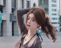 粉色小可爱衬托活力，阳光下清甜模样让人目光难转移