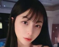 粉嫩小背心勾勒极致曲线，视线难以移开