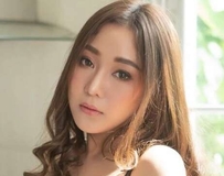 浑圆美胸大露任人看 腰细奶澎看了鼻血止不住