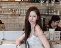 比基尼微露健身成果，反轉魅力讓都會風景都失色