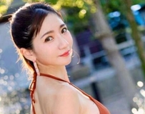 甜美笑容搭配焦糖系穿搭，魅力指数爆表