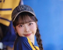 甜美白皙、傲人双峰的啦啦队女神风采