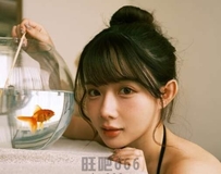 「心机剪裁」深沟尽露，私密诱惑冲击视网膜
