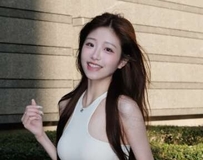 甜美笑容藏不住凹凸有致的曼妙曲线