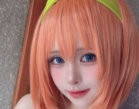 雪白肌肤惹火，深邃事业线魅力无法挡