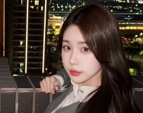 纯白比基尼搭热带风情，性感曲线「瞬间捕捉目光」