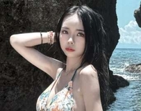 「邪恶抬腿」泄绝对领域，撩人姿态释放极致诱惑