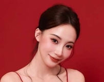 戴潜水镜双辫甜笑，红色紧身衣秀出傲人身段