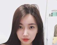 胸前两粒乳球挤出一条深沟 衣服快包不住了...