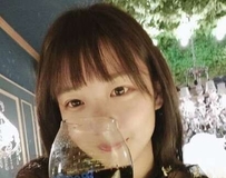 「天菜颜值+辣腿」恋爱感满满 芊聿
