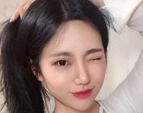 白皙高颜正妹 胸前两团肉挤出一条深沟 摸起来一定很舒服！