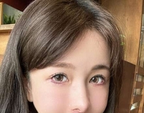 闪亮礼服宛如女神降临，轻柔波浪发丝散发温柔魅力