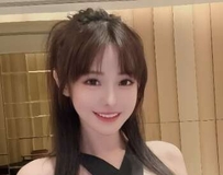 甜美笑容衬托梦幻紫泳装，辣度直冲天际线