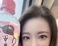 「雪白甜心」！眨眼甜笑融化，毛绒装扮藏不住火辣曲线