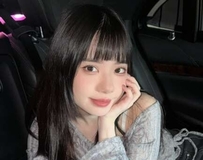 粉嫩格纹衫泄出窈窕身段，甜美萌样让人一眼沦陷