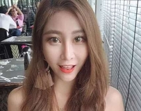 超迷人甜笑 逆天长腿让人甘拜石榴裙下