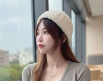 白皙肌肤与波浪长发交织出性感诱惑~