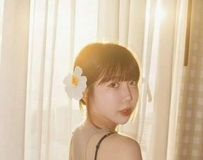 蕾丝小洋装甜美入镜，颈间绑带勾勒清纯魅惑气息