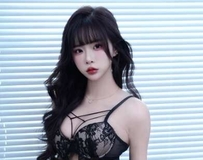 衬托绝美锁骨，慵懒坐姿尽显精致高级感