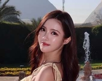 甜美气质美翻全场，V领洋装藏不住惹火曲线
