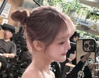 比基尼展现绝美腰线，甜美粉发在海岛阳光下格外耀眼