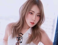 衬衫滑落肩头「居家撩人」姿态，极致诱惑令人晕眩