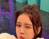 化身池畔美人，深色滚边比基尼托出饱满弧线辣翻全网